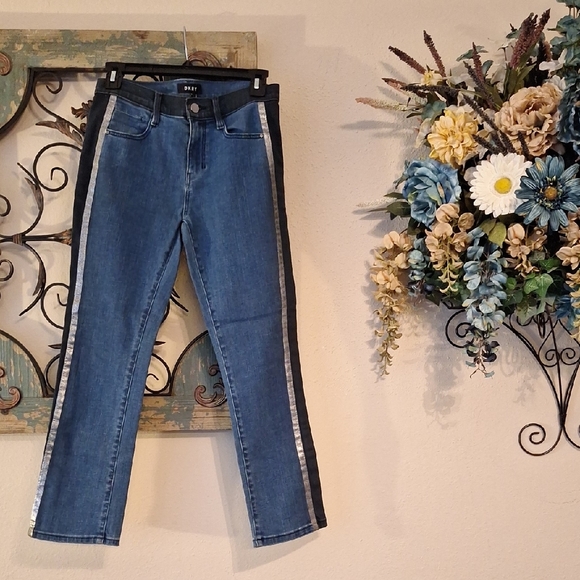 DKNY Ankle Jeans with Metallic& Blk Stripe. Excellent Condition NWOT Size 24 - Picture 4 of 17